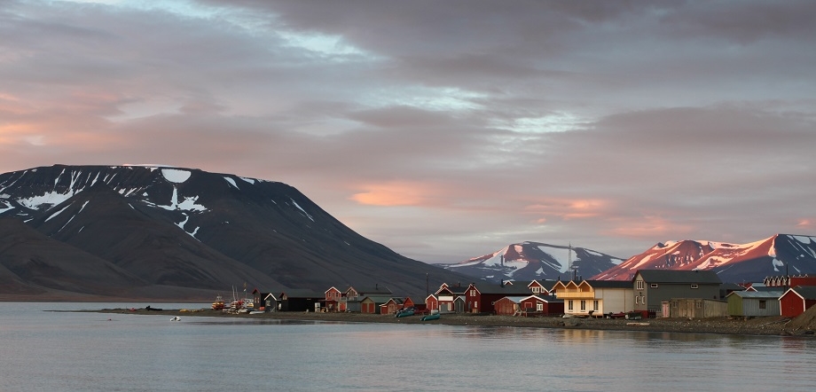 Summery Longyearbyen in an evening sun. Credit: Frank Andreassen - nordnorge.com