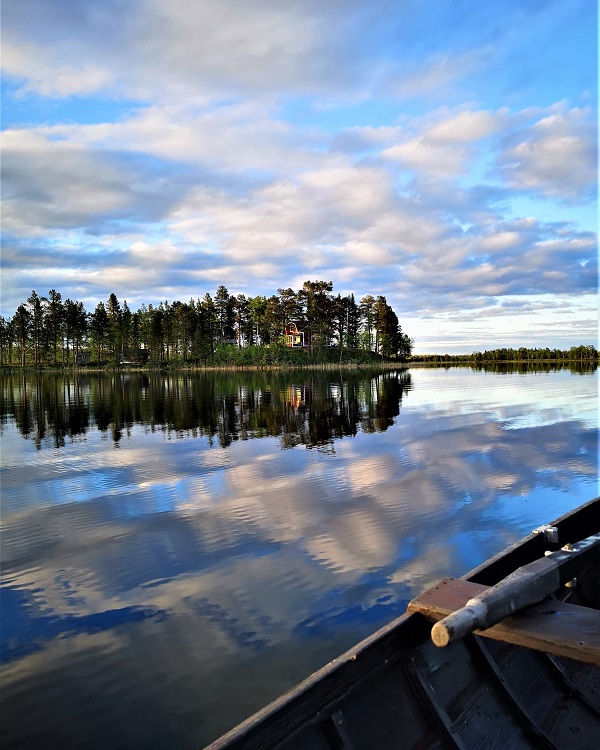 Midnight Sun a lake