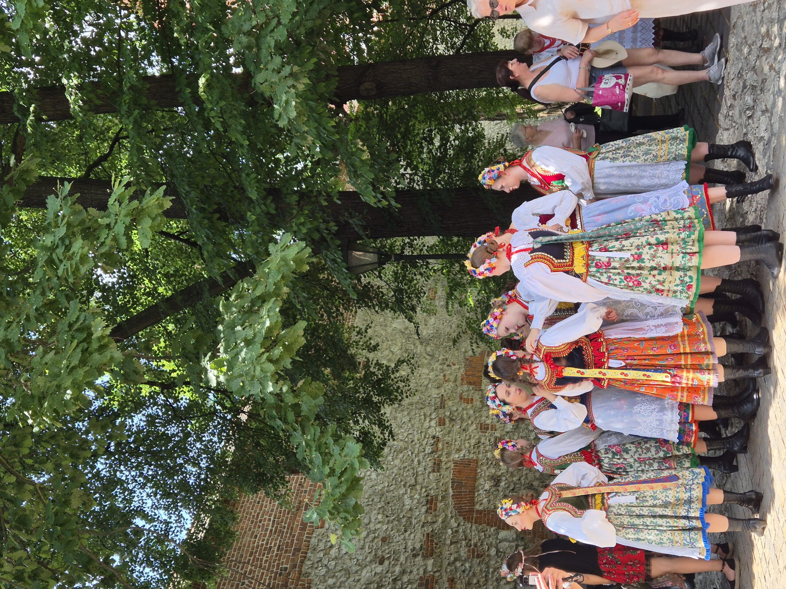 Girls in traditional Polish outfits