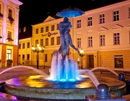 Statue of kissing students in Tartu by Tiit Motus/Estonian Tourism Board