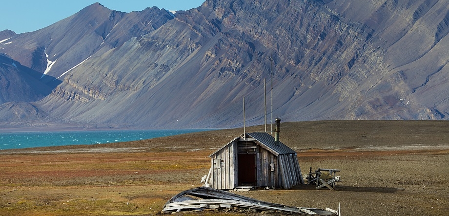 Rustic trapper's hut in a summery mountain scenery. Credit: Marcela Cardenas - nordnorge.com