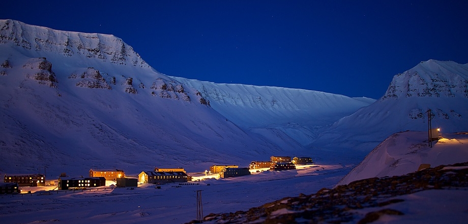 Longyearbyen in Polar Night. Credit: Marcela Cardenas - nordnorge.com